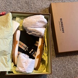 Blk Burberry kids sock sneaker
